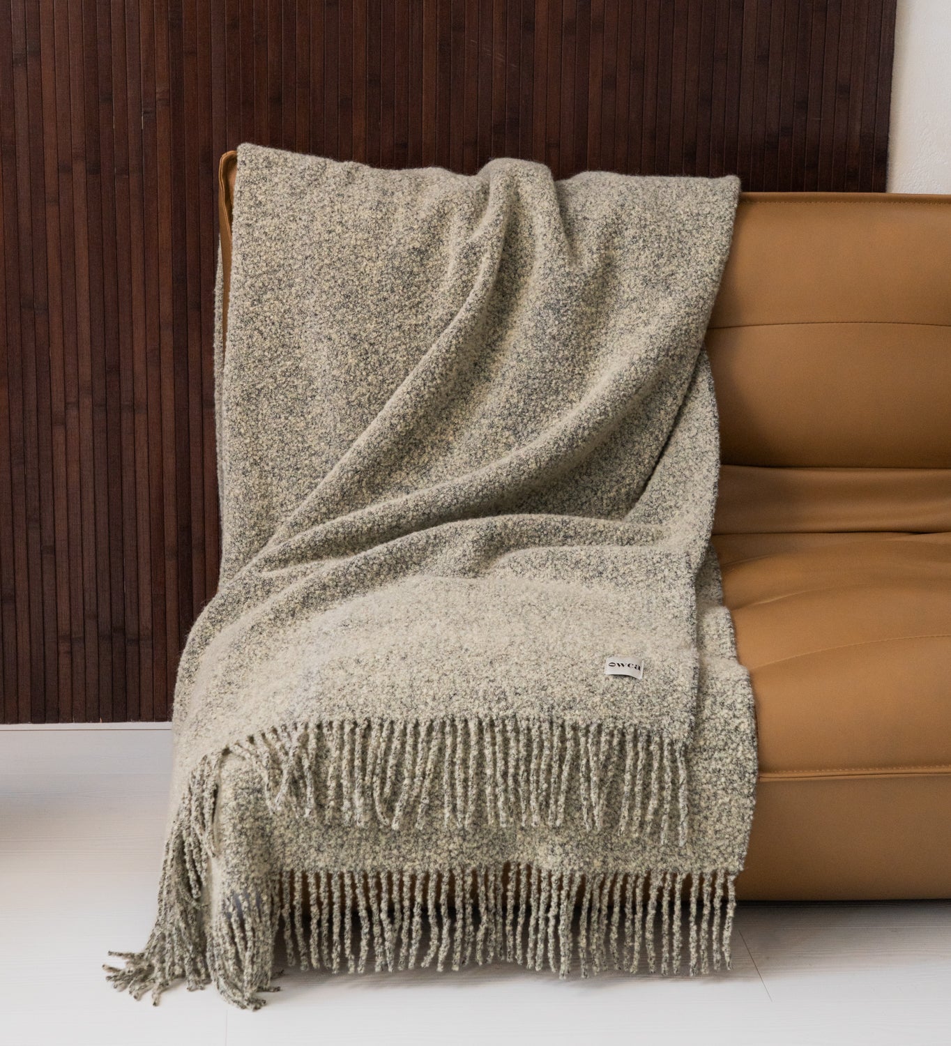 HELIOS Koc z merynosa z frędzlami boucle - szałwiowy