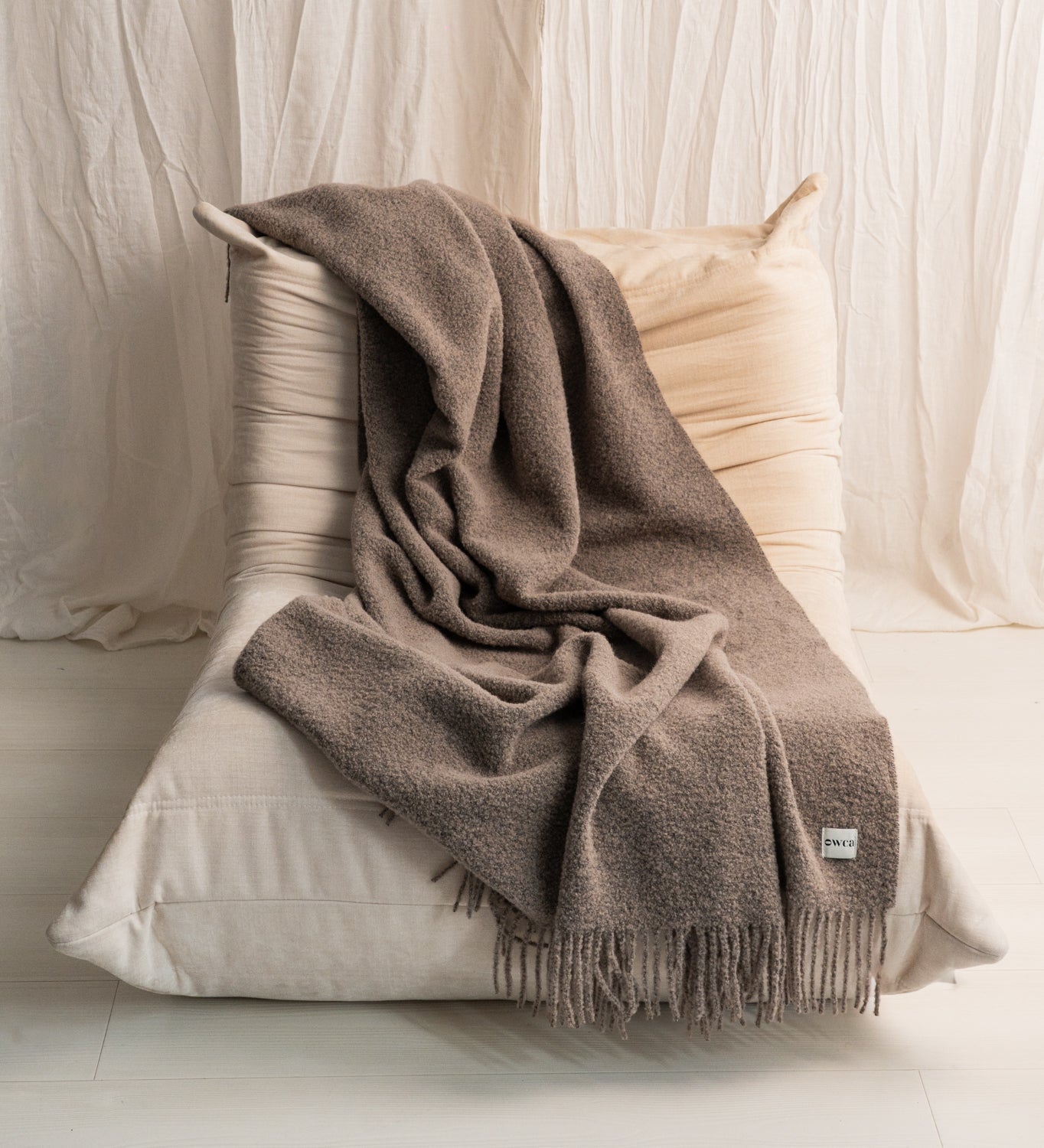 HELIOS Koc z merynosa z frędzlami boucle - mocca