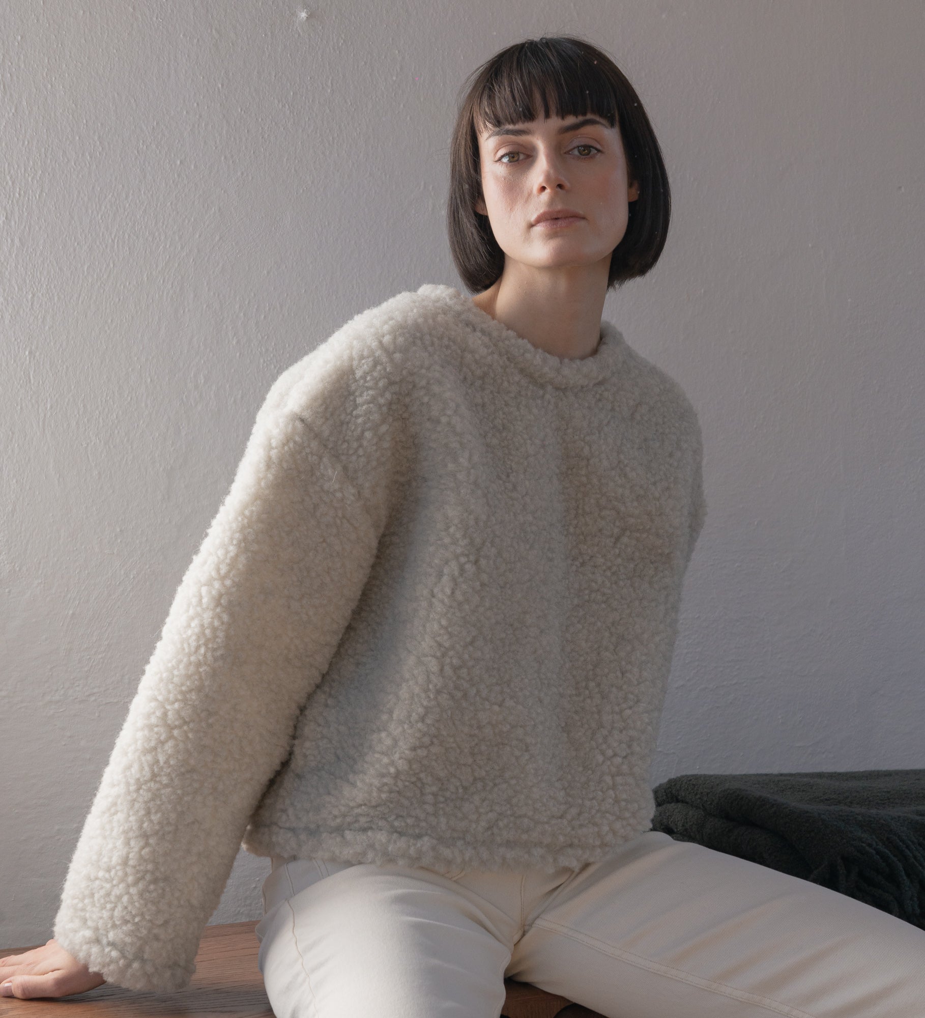 OLI Krótka bluza z baranizowanej wełny z merynosa - perłowa