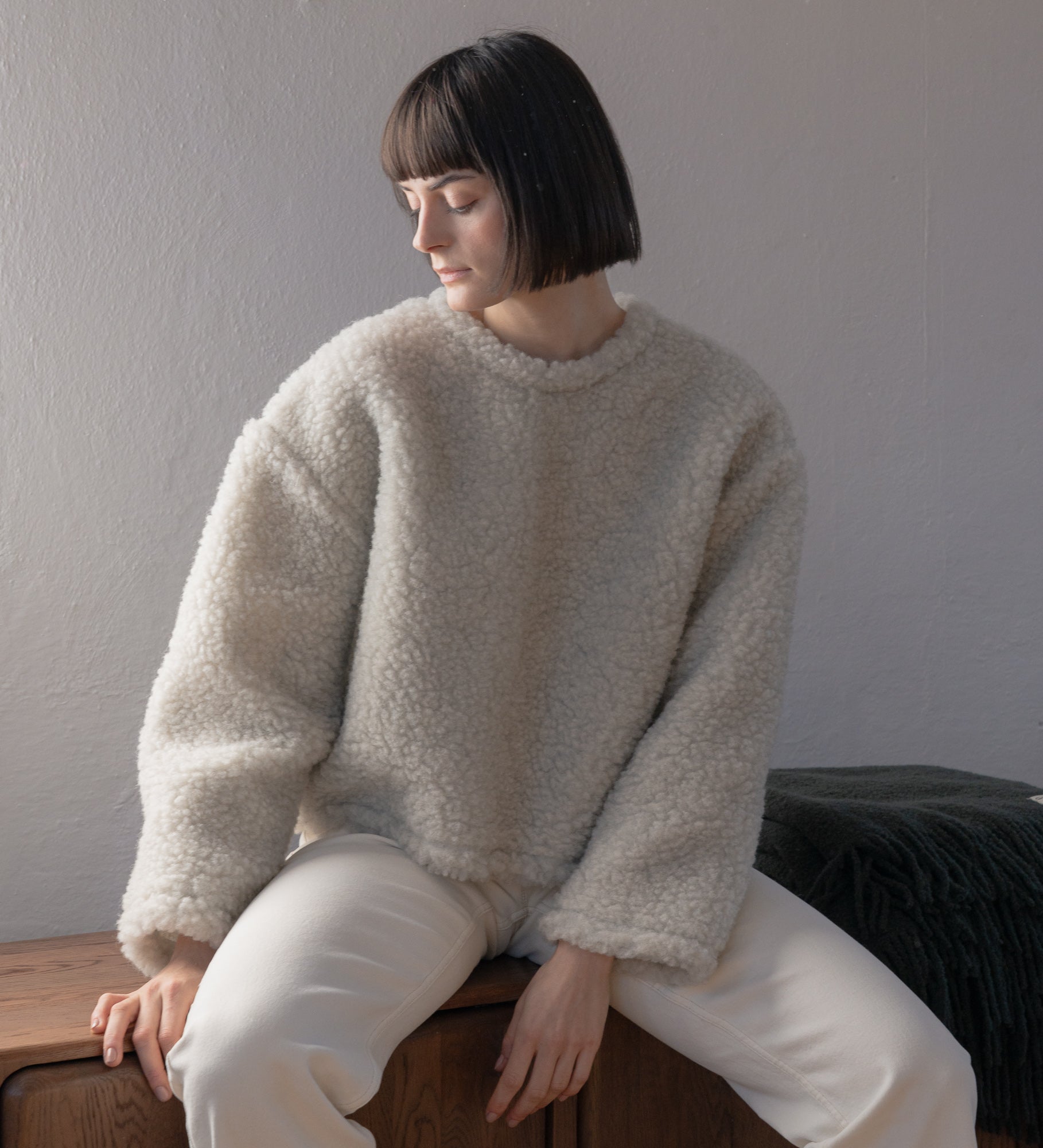 OLI Krótka bluza z baranizowanej wełny z merynosa - perłowa