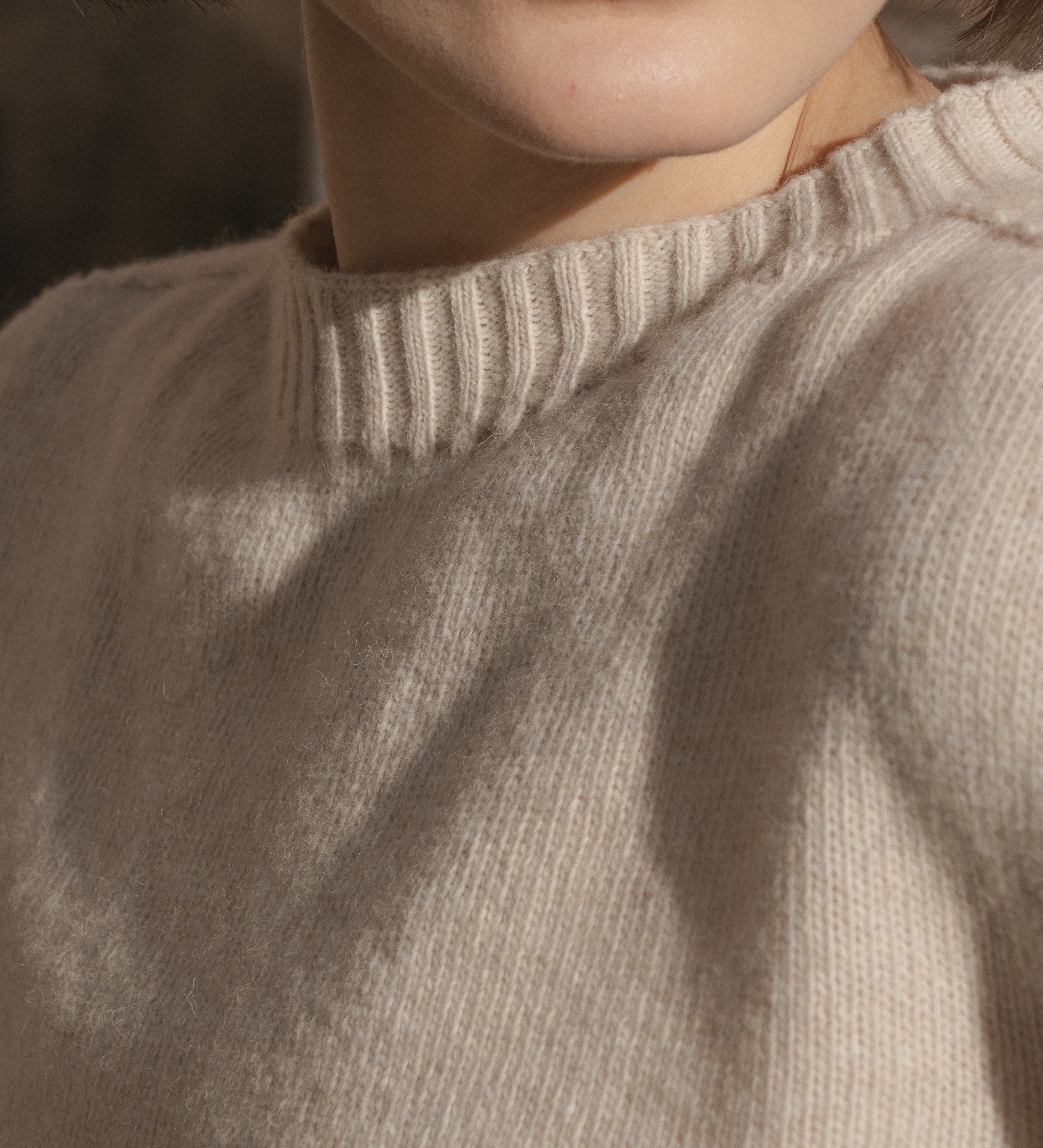 TYRA Klasyczny sweter z wełny merino - jasnobeżowy