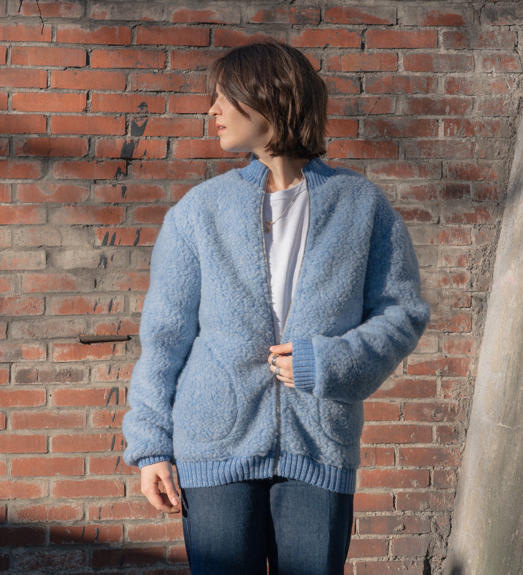 PRODUKT OUTLETOWY - Bomberka z baranizowanej wełny merino - niebieska