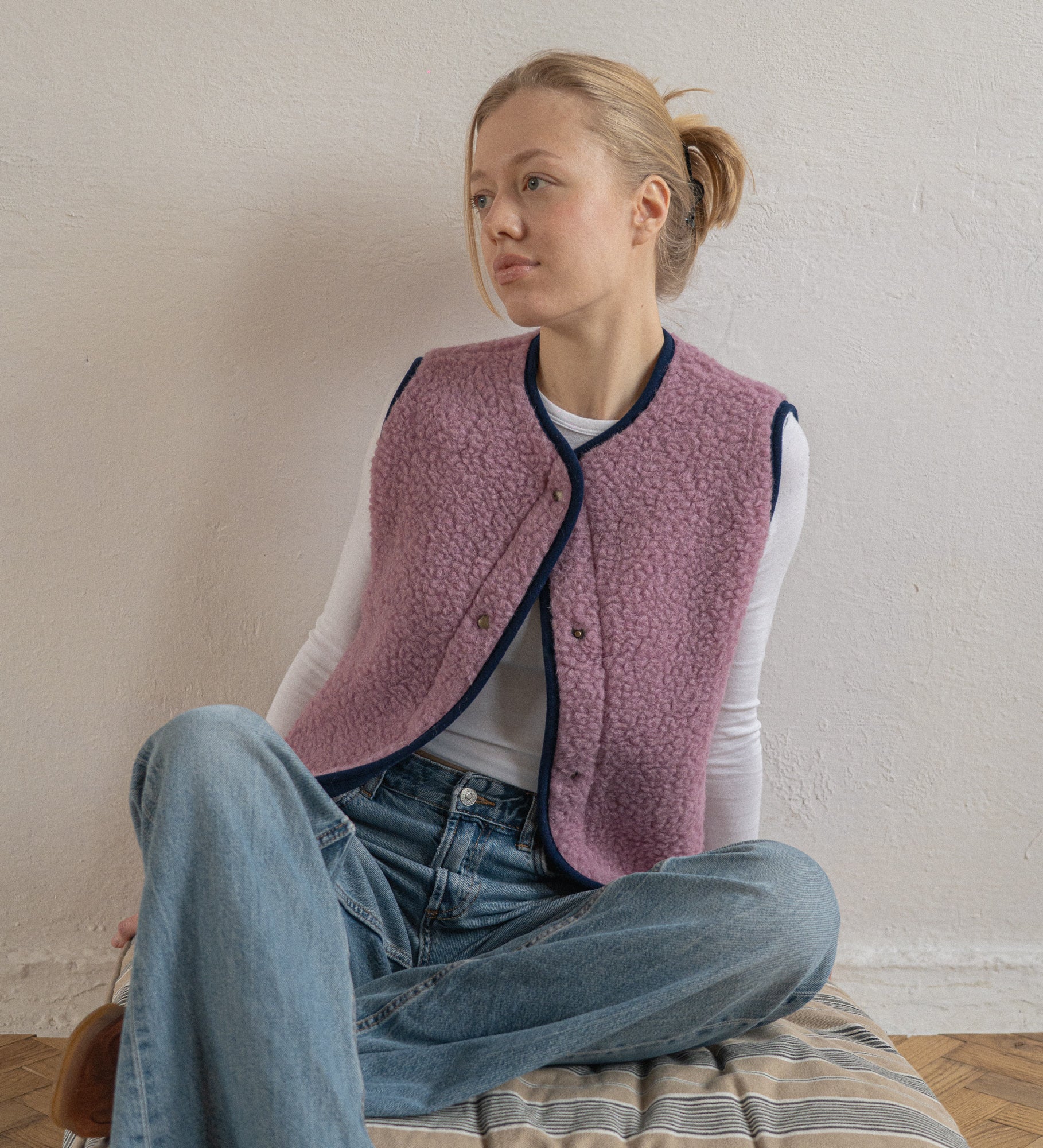 GAJA Zapinana kamizelka z wełny merino - palony róż z granatowym obszyciem