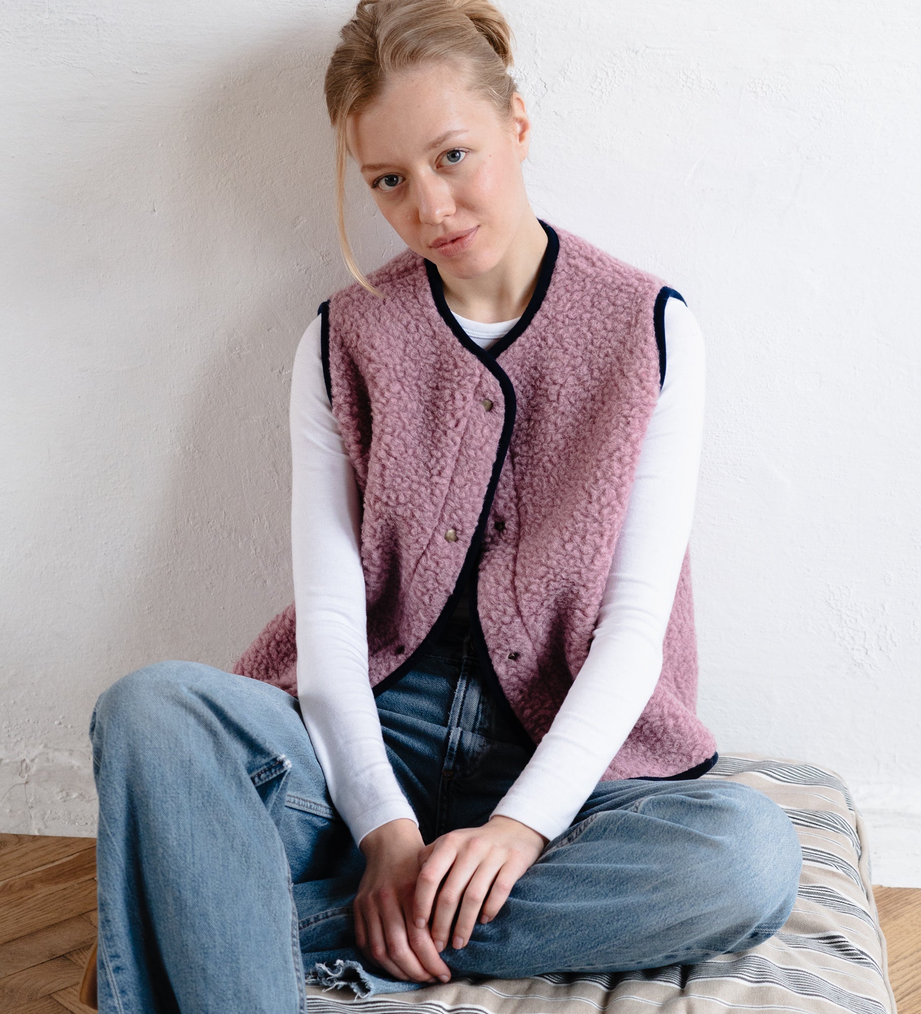 GAJA Zapinana kamizelka z wełny merino - palony róż z granatowym obszyciem