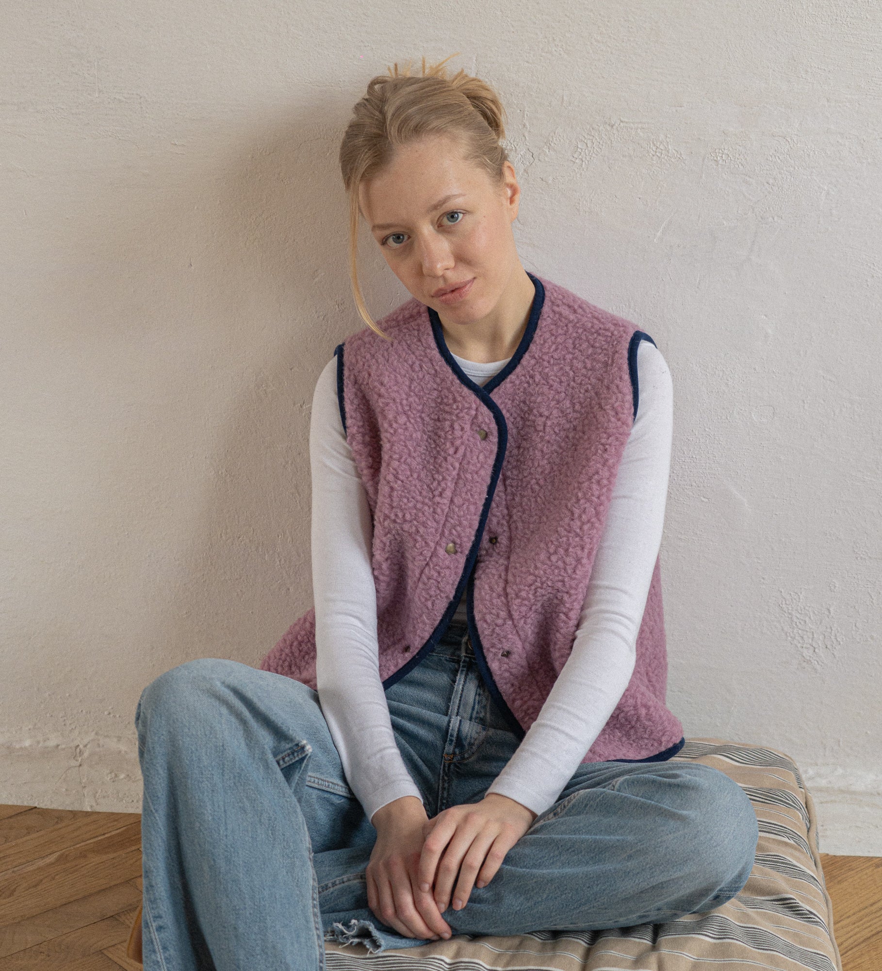 GAJA Zapinana kamizelka z wełny merino - palony róż z granatowym obszyciem