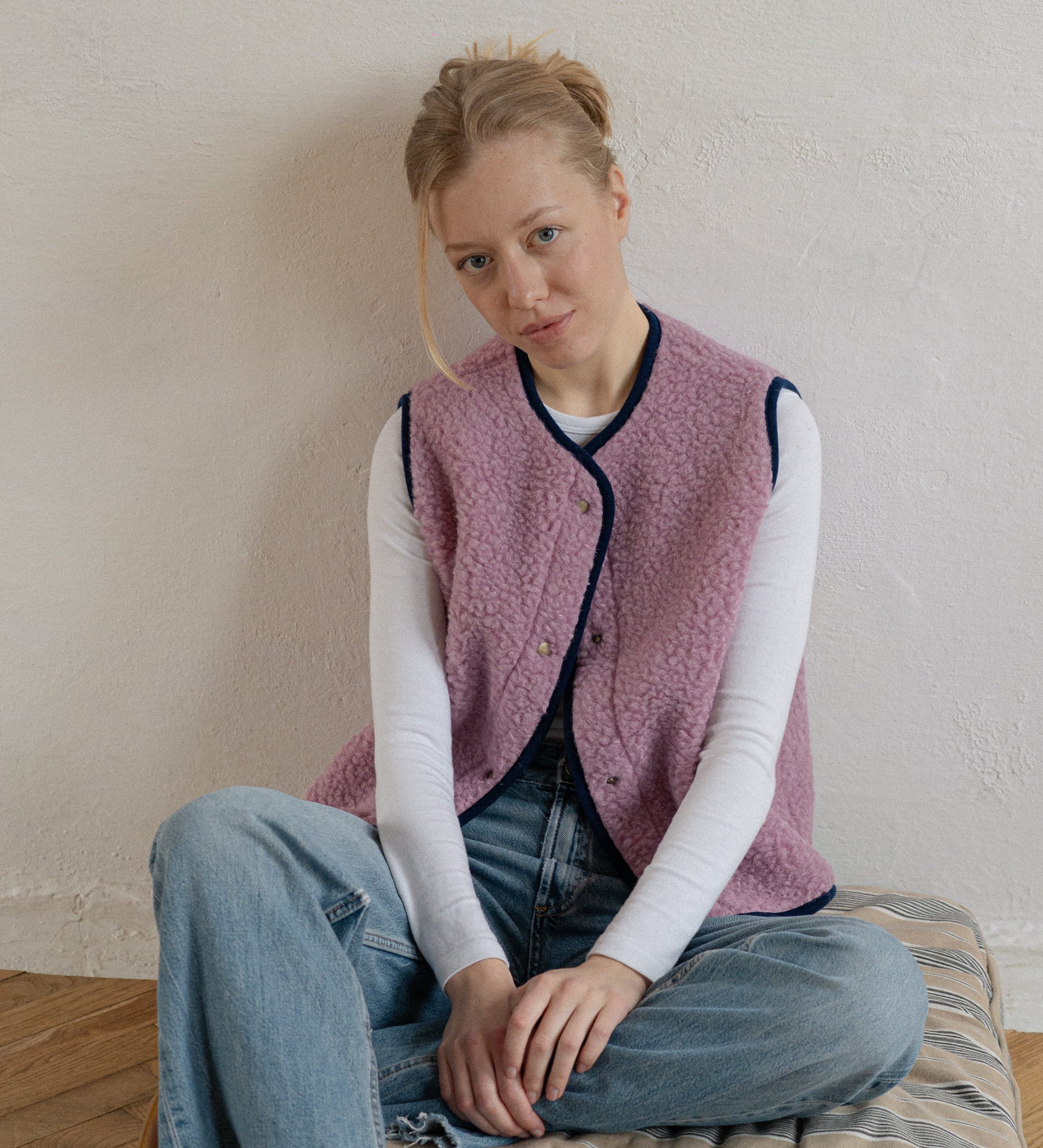 GAJA Zapinana kamizelka z wełny merino - palony róż z granatowym obszyciem