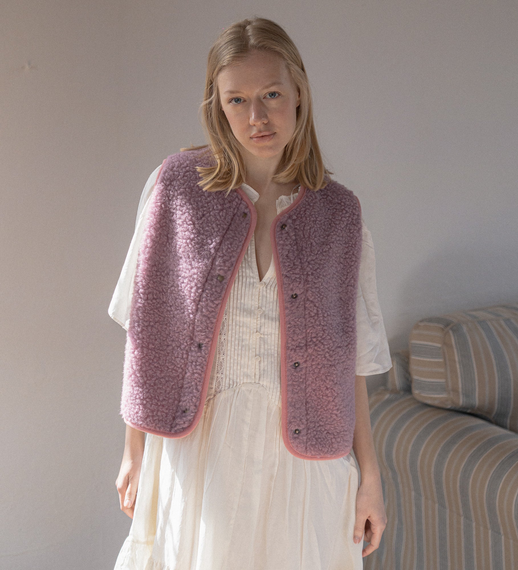 GAJA Zapinana kamizelka z wełny merino - palony róż z różowym obszyciem