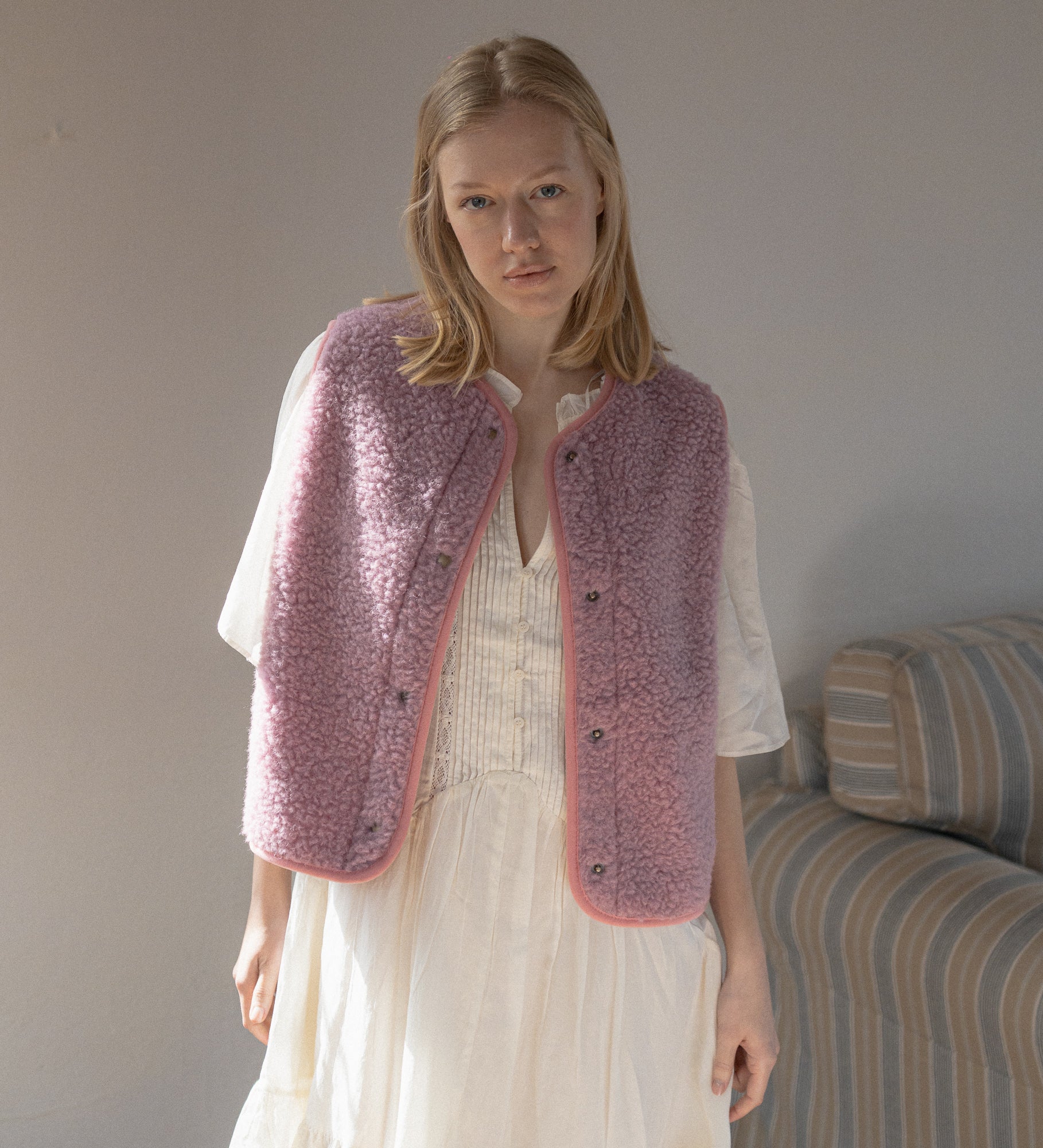 GAJA Zapinana kamizelka z wełny merino - palony róż z różowym obszyciem
