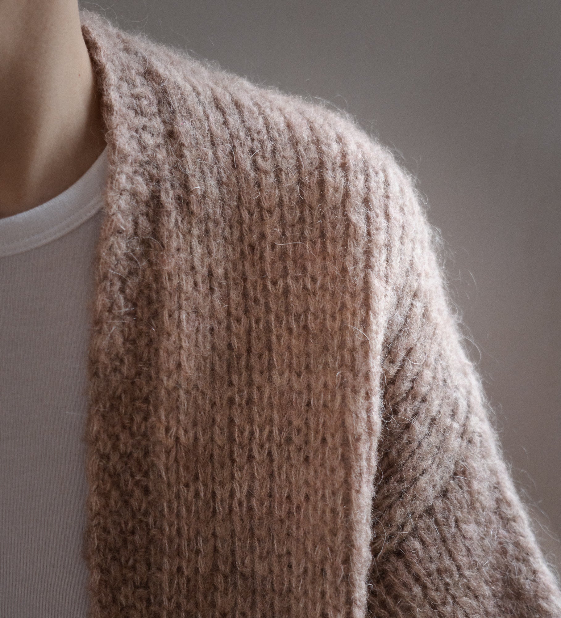 ROSA Miękki kardigan z wełną merino i moherem - beżowy