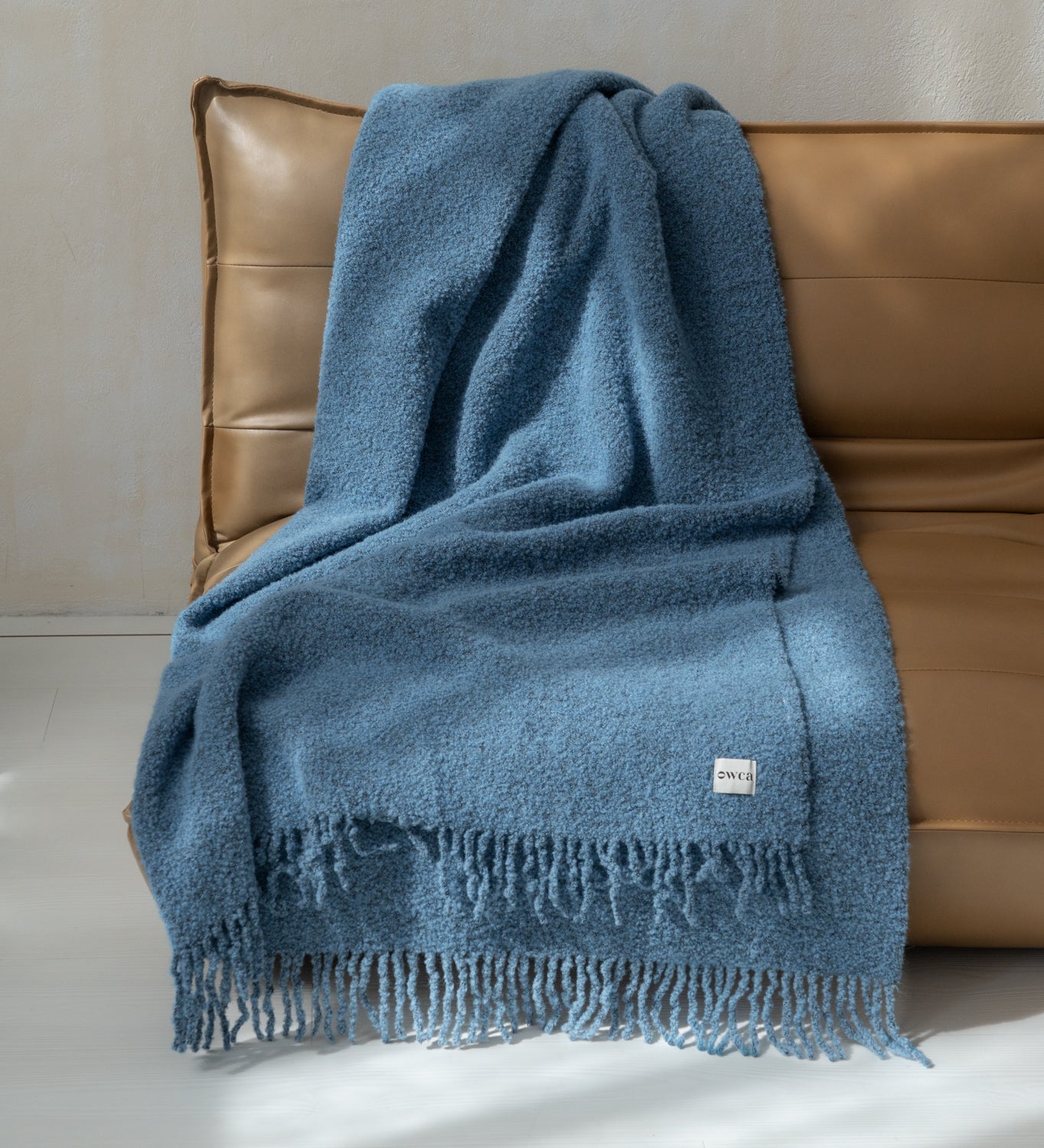 HELIOS Koc z merynosa z frędzlami boucle - niebieski