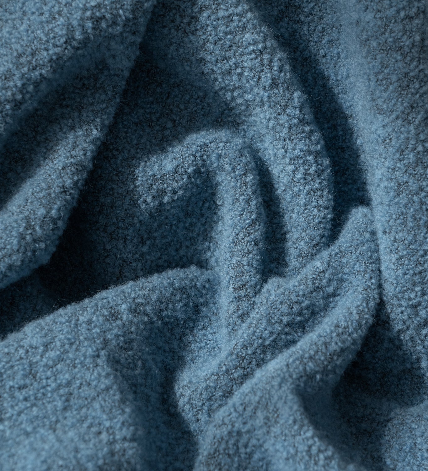 HELIOS Koc z merynosa z frędzlami boucle - niebieski