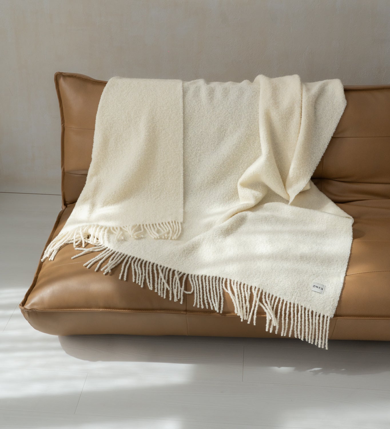 HELIOS Koc z merynosa z frędzlami boucle - ecru