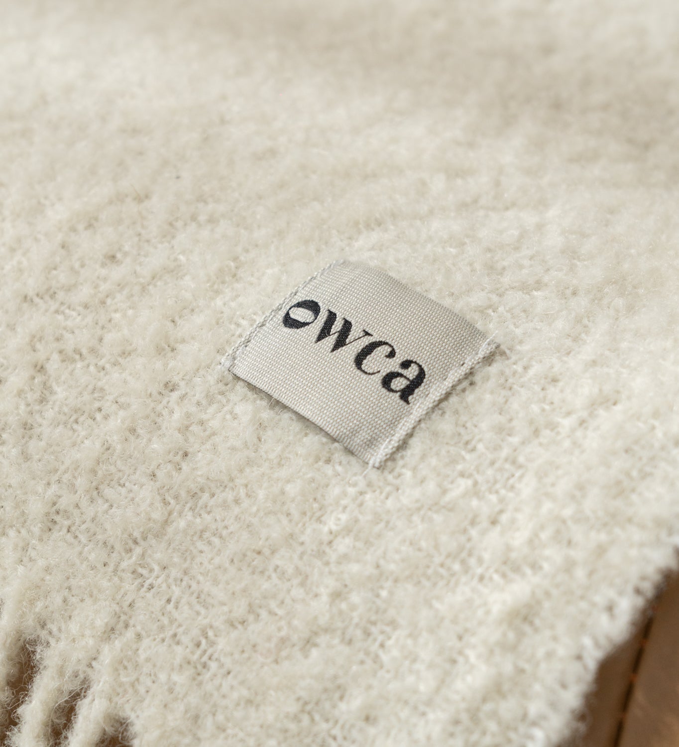 HELIOS Koc z merynosa z frędzlami boucle - ecru