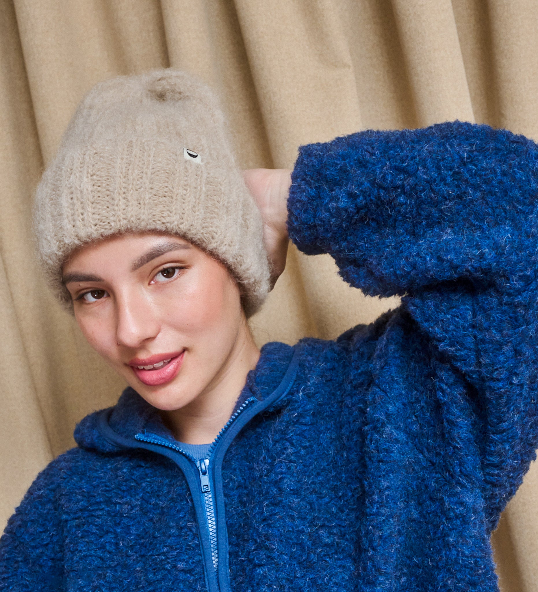 SAGA Flauschige und weiche Mütze aus Mohair – Beige