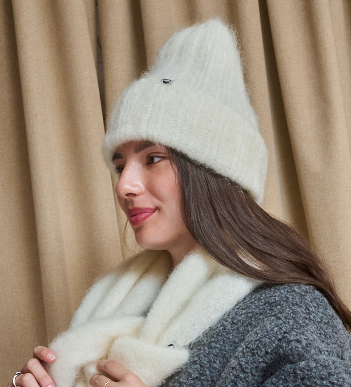 SAGA Flauschige und weiche Mütze aus Mohair  – Ecru