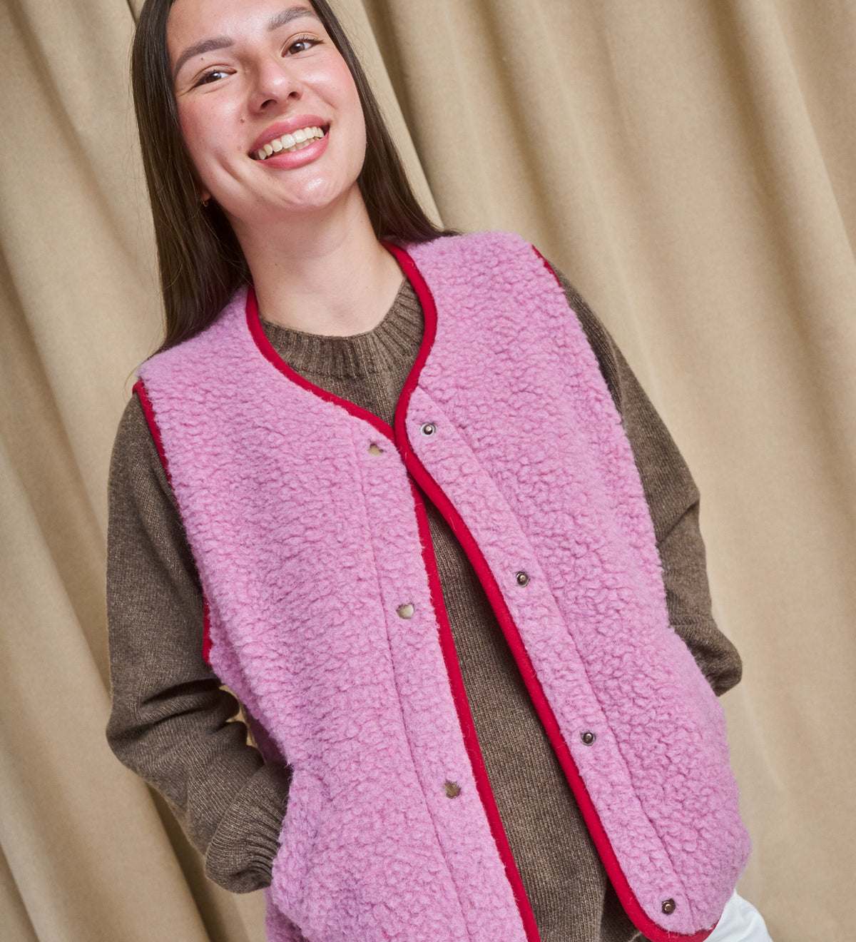 GAJA 2.0 Zapinana kamizelka z kieszeniami z wełny merino - palony róż z buraczkowym obszyciem