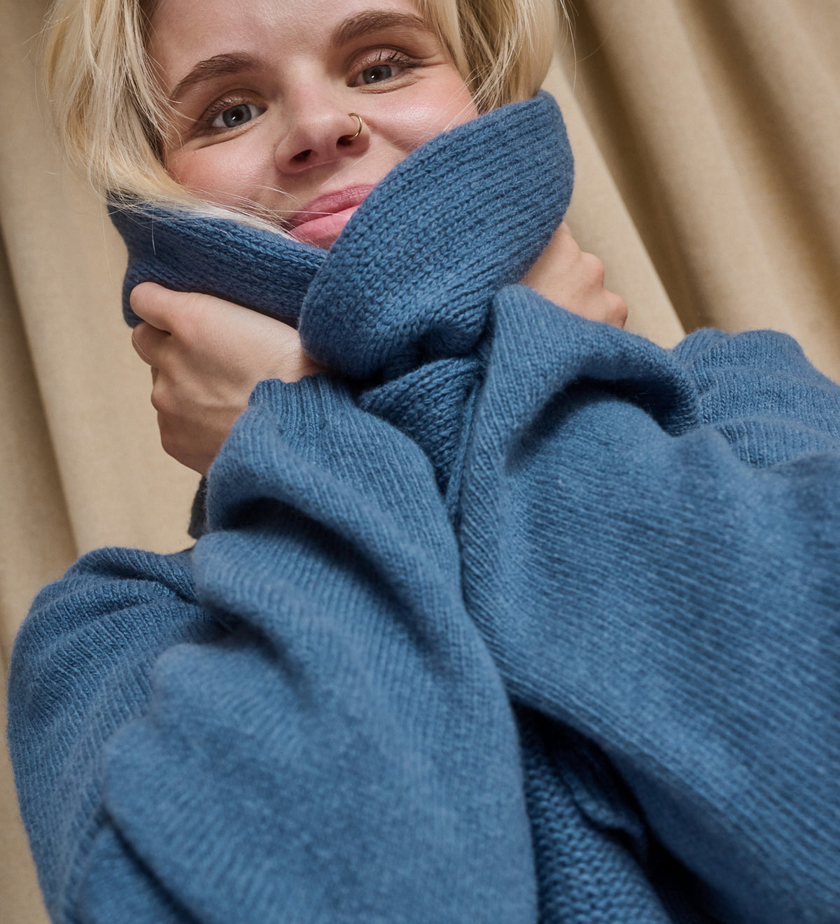 FREYA Gestrickter Schal aus Merinowolle – Waschblau