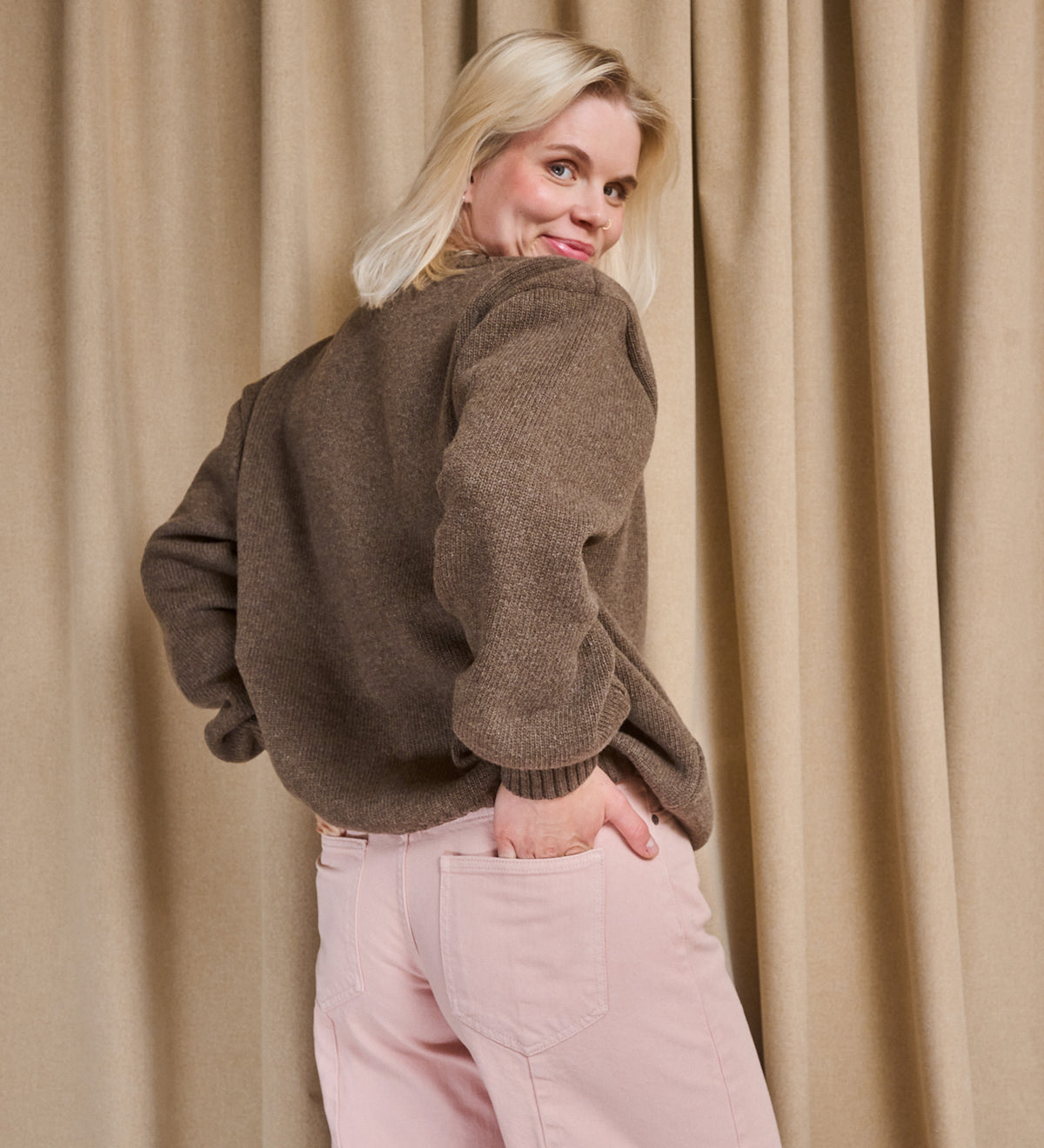 ANEMONE Gruby sweter z wełny merino oversize - kawa zbożowa
