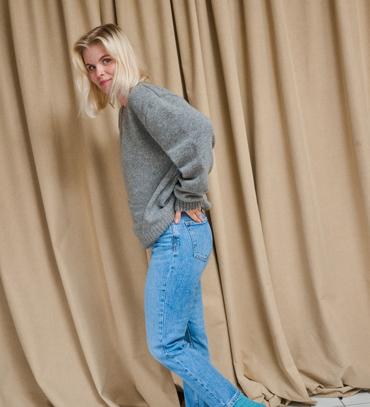 ANEMONE Gruby sweter z wełny merino oversize - mglisty poranek