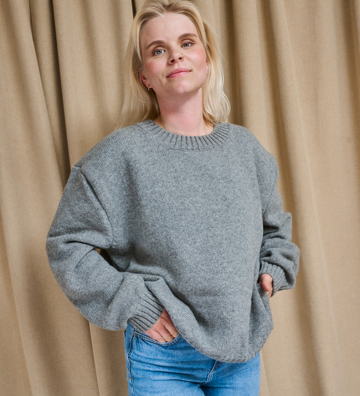 ANEMONE Gruby sweter z wełny merino oversize - mglisty poranek