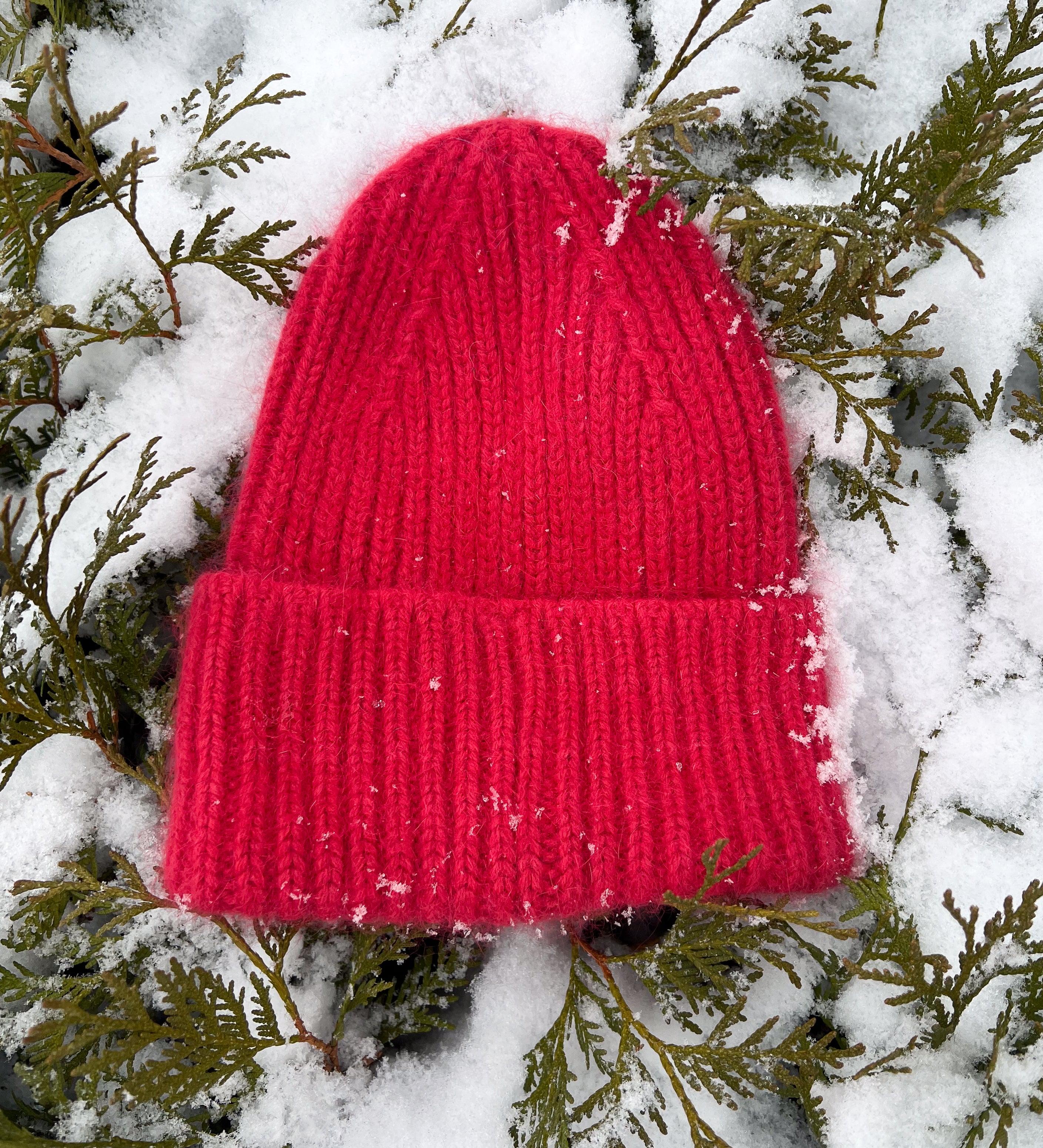 NORA Miękka czapka z angorą - malinowa