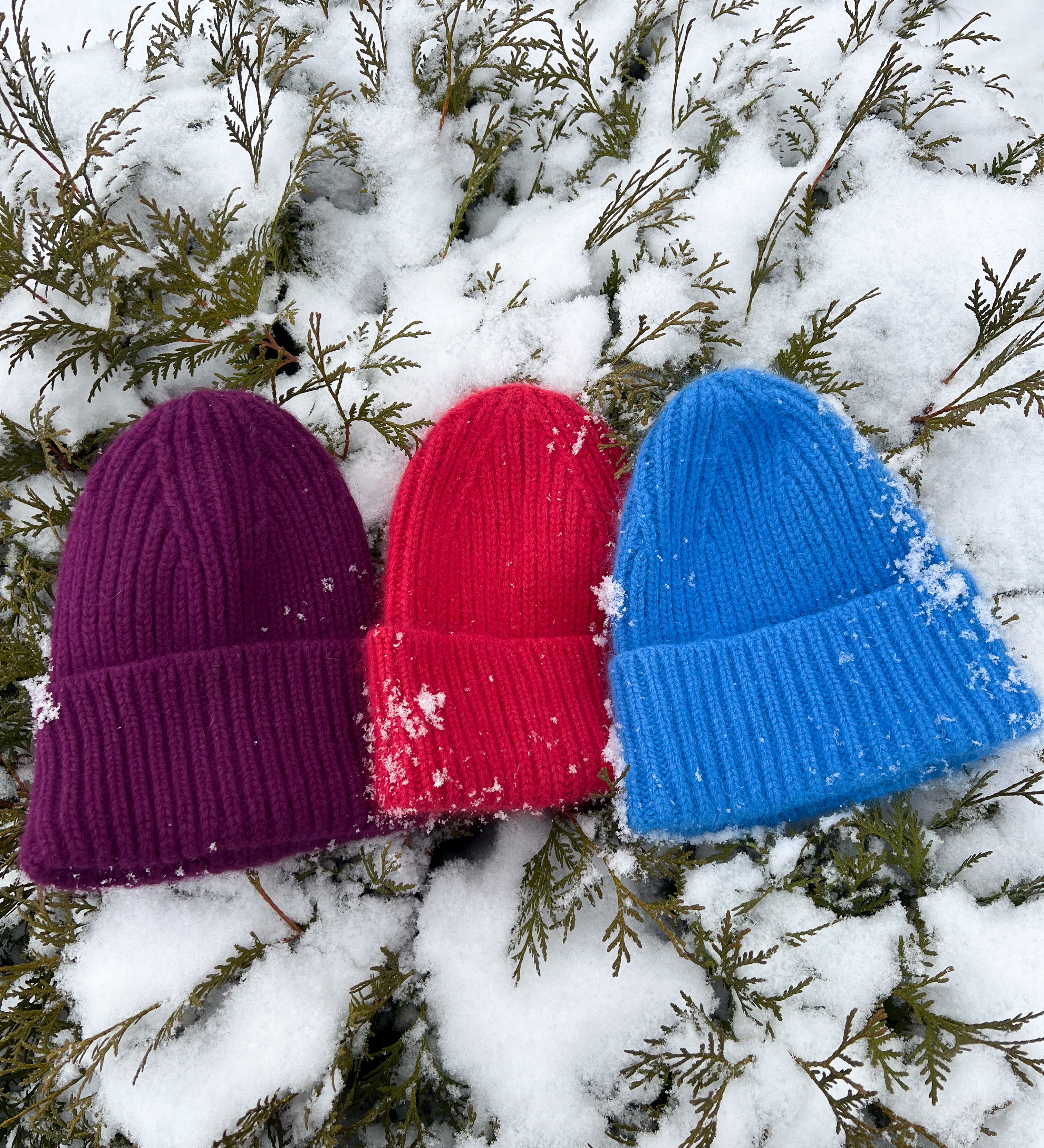 NORA Miękka czapka z angorą - malinowa