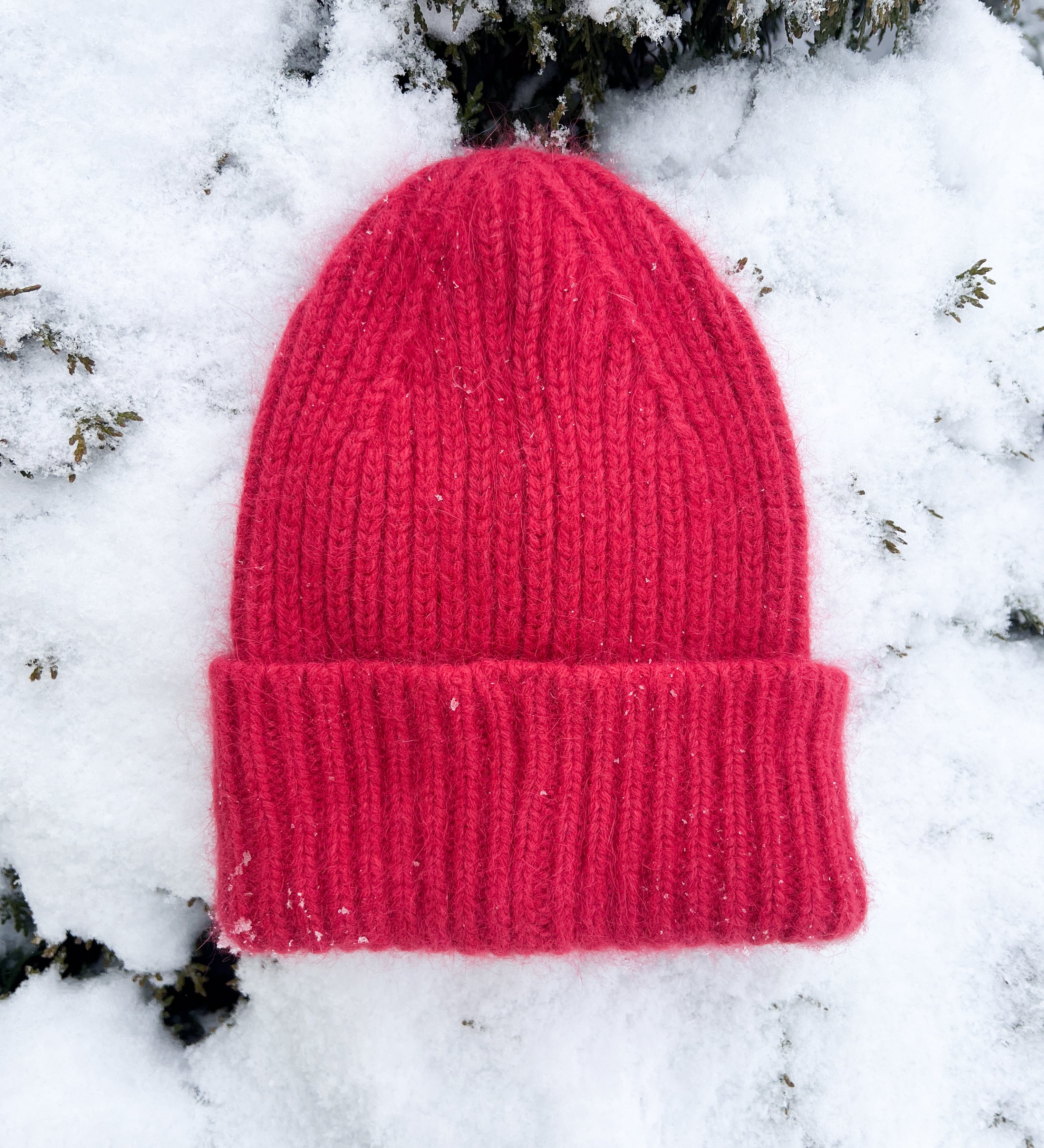 NORA Miękka czapka z angorą - malinowa