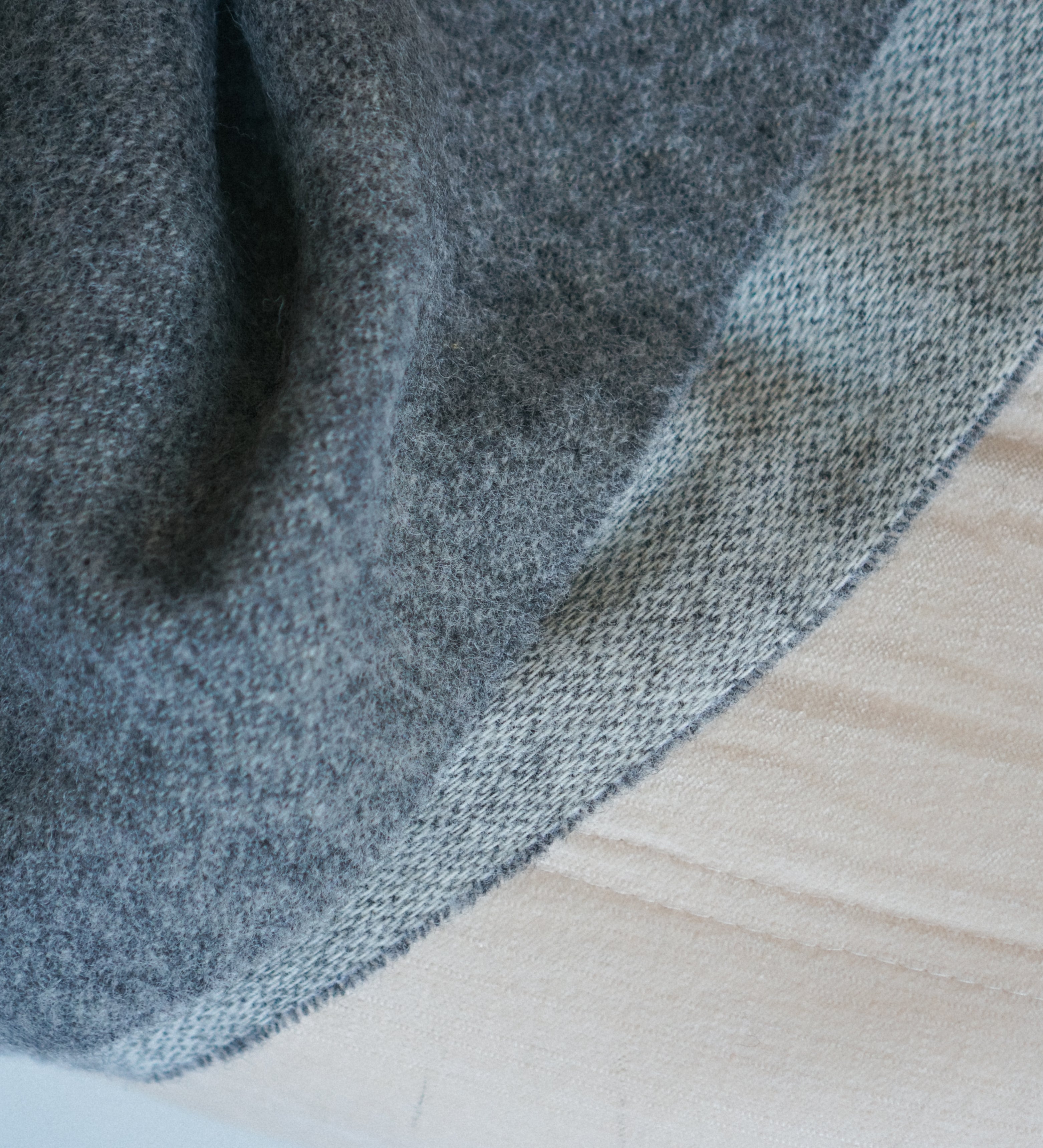 Wełniany koc merino z frędzlami – szary