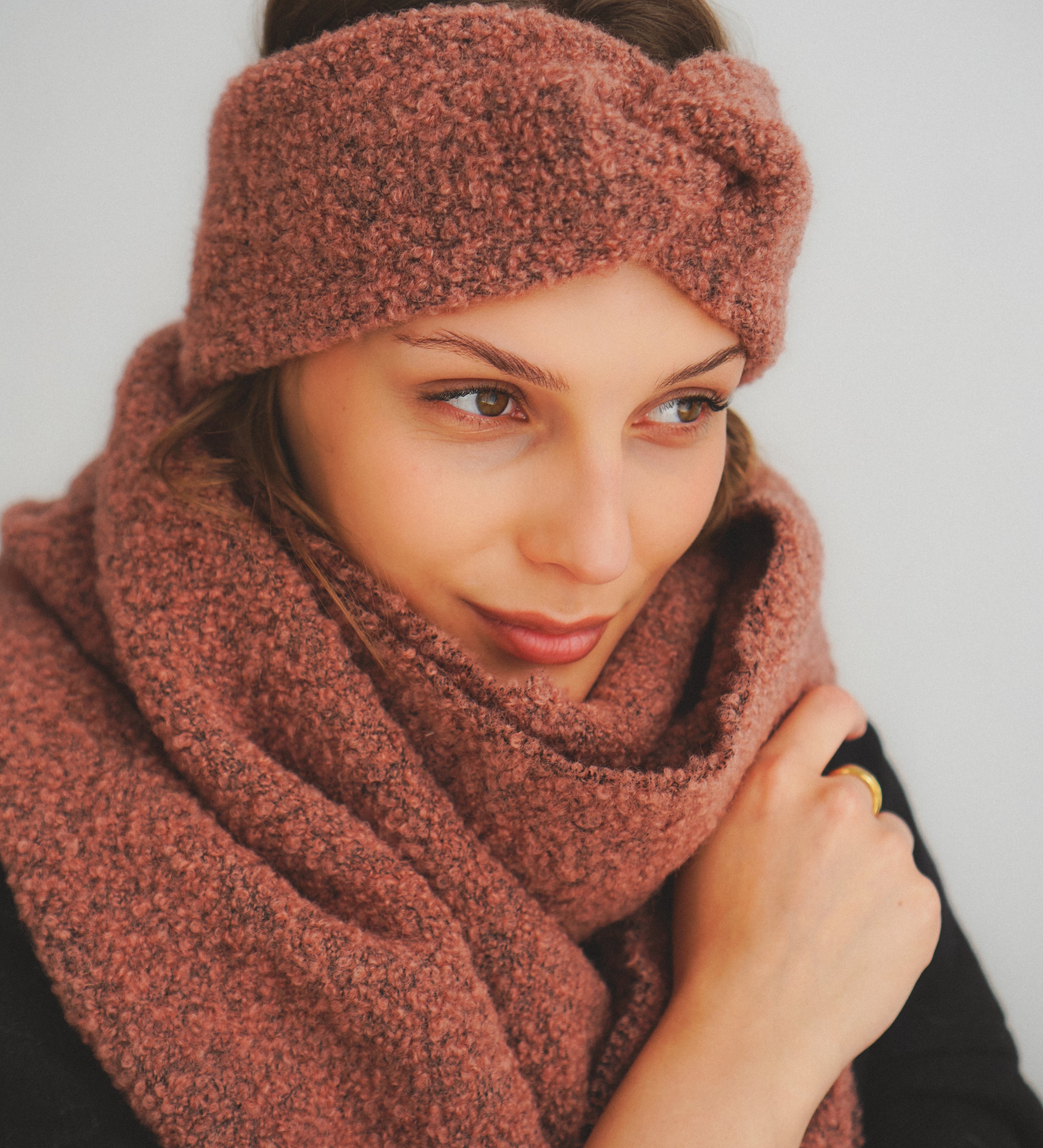 Opaska z wełny merynosa boucle - palony róż