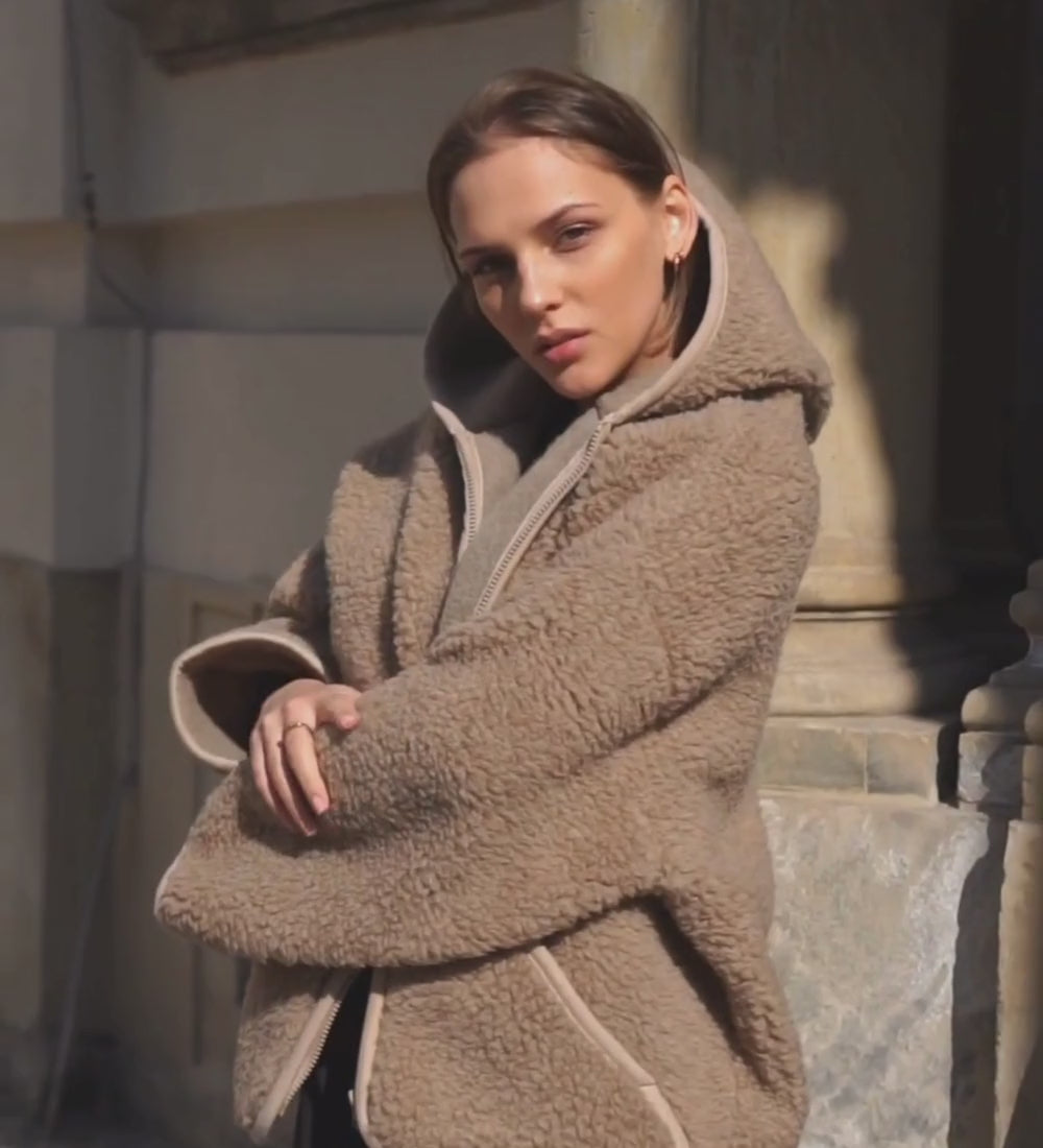Bluza z kapturem wełniana w kolorze dębowym
